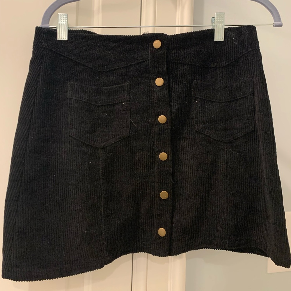 The impeccable pig buttoned black skirt